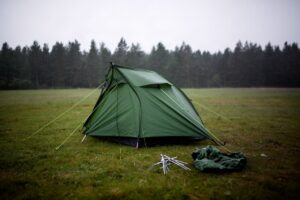 Rozbijanie namiotu krok po kroku, także w deszczu