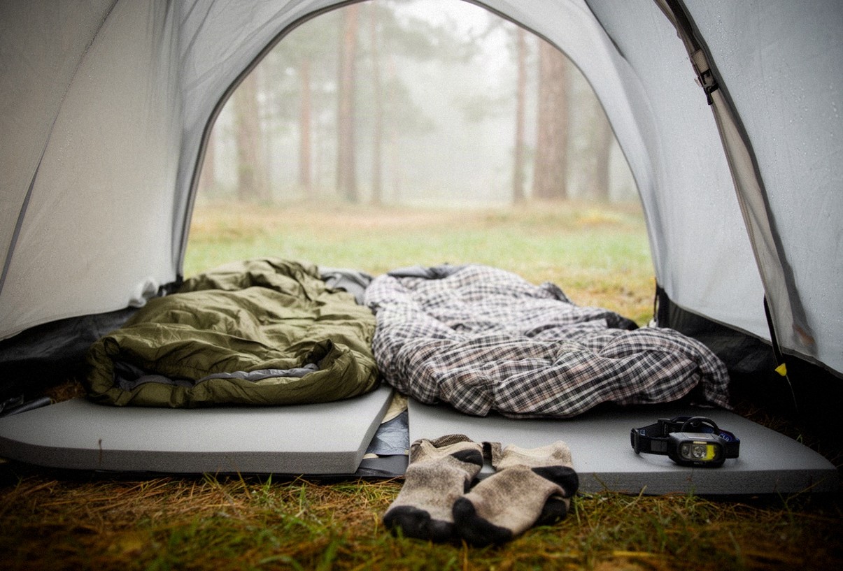 Śpiwór pod namiot: temperatura komfortu, kształt i wypełnienie