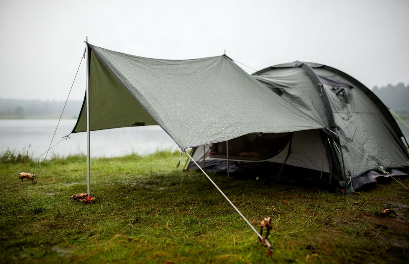 Tarp: co to jest i jak rozpiąć go nad namiotem